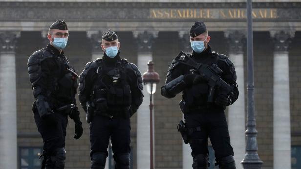Französische Polizisten vor dem Parlament in Paris (Symbolbild)