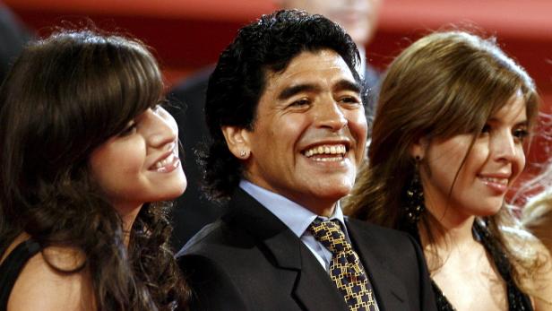 Diego Maradona mit seinen Töchtern Dalma (re.) und Giannina (li.)