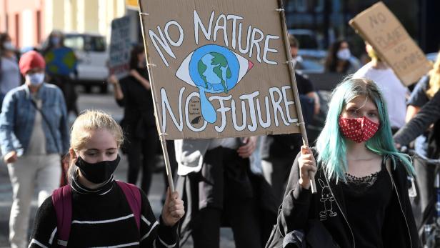 Junge Demonstranten gehen für ein besseres Klima auf die Straße