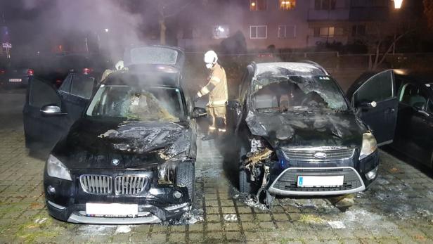 Bei dem Feuer wurden zwei geparkte Privatautos von Polizeibeamten völlig zerstört