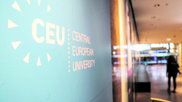 Probleme mit Aufenthaltstiteln: CEU-Studenten sollen ausreisen
