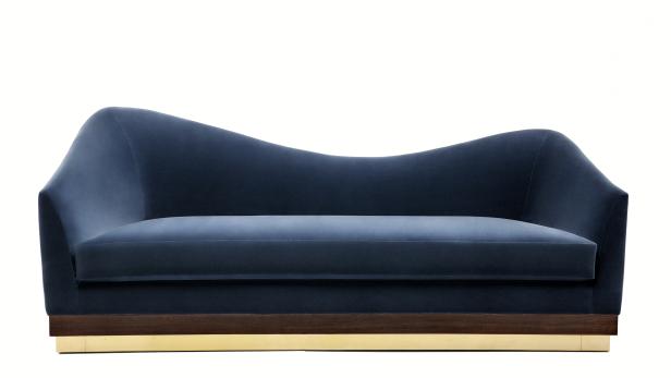 Ein blaues Sofa mit Holz- und Goldakzenten vor einem weißen Hintergrund.