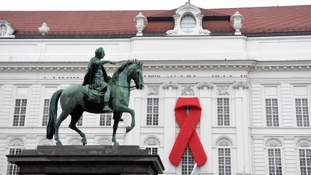 WELT-AIDS-TAG: ROTE SCHLEIFE AM PARLAMENT