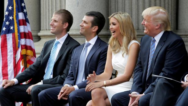 Eric Trump, Donald Trump Jr., and Ivanka Trump und Donald Trump beim Spatenstich des Trump International Hotel in Washington im Jahr 2014.