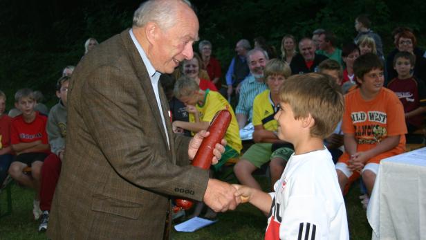 Zum Fußball und zur Jugend hatte der Altpfarrer Josef Lammerhuber immer Zugang