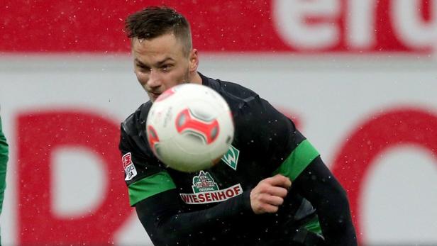 epa03449035 Fuerth&#039;s Mergim Mavraj (L) vies for the ball with Bremen&#039;s Marko Arnautovic during the German Bundesliga soccer match between SpVgg Greuther Fuerth and Werder Bremen at Trolli Arena in Fuerth, Germany, 27 October 2012. (ATTENTION: EMBARGO CONDITIONS! The DFL permits the further utilisation of up to 15 pictures only (no sequntial pictures or video-similar series of pictures allowed) via the internet and online media during the match (including halftime), taken from inside the stadium and/or prior to the start of the match. The DFL permits the unrestricted transmission of digitised recordings during the match exclusively for internal editorial processing only (e.g. via picture databases) EPA/DANIEL KARMANN