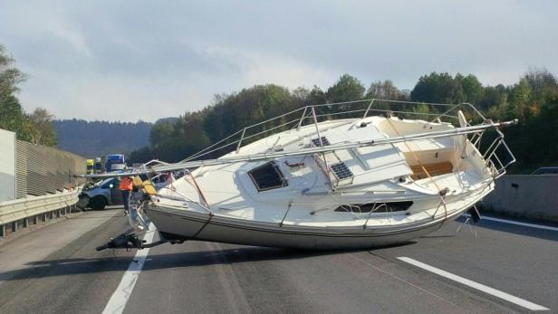 Ein Segelboot hat zwischen Hochstraß und dem Knoten Steinhäusl einen kilometerlangen Stau verursacht.