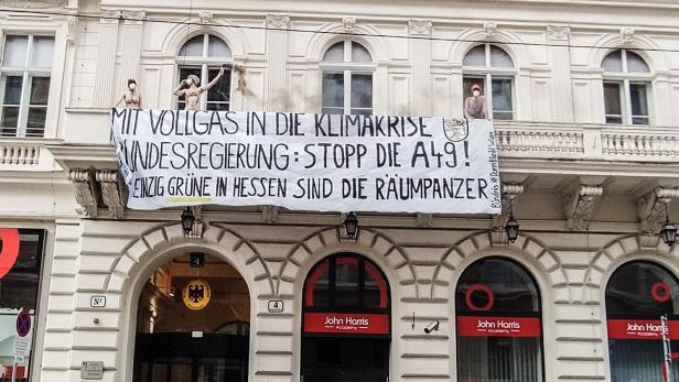 Klimaktivisten klettern nackt auf Balkon der Deutschen Botschaft