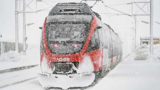 Bis zu zwei Meter Schnee: ÖBB sperren erste Strecken