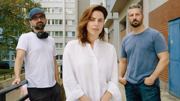Regisseur Umut Dağ (links) mit Antje Traue und Murathan Muslu bei den Dreharbeiten zur neuen Serie &quot;Die Macht der Kränkung&quot;