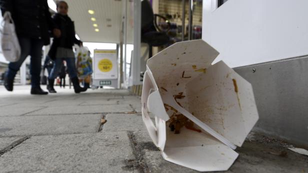 Wer Becher achtlos fallen lässt, wird nur selten gemaßregelt.