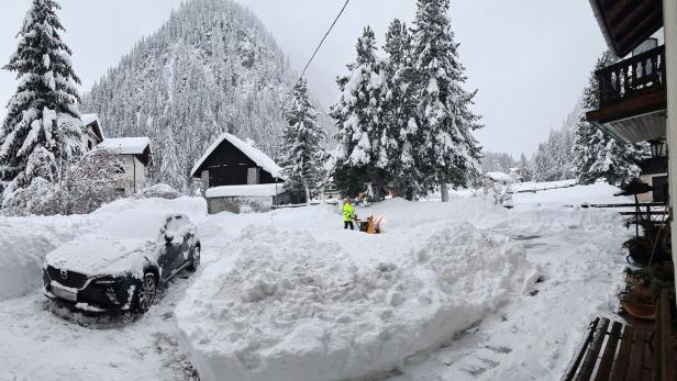 Lawine in Osttirol beschädigt Häuser, Hunderte ohne Strom
