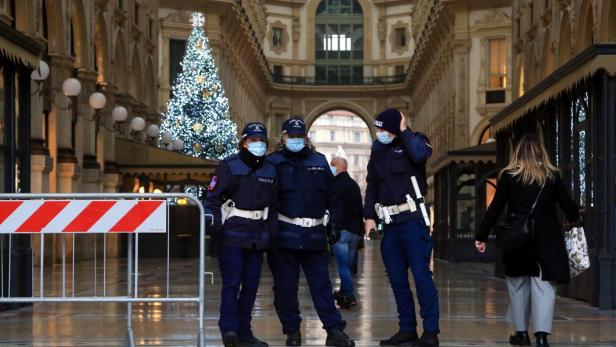 Polizeiaufsicht in der schwach besuchten Mailänder Galleria. Der große Ansturm der Weihnachtseinkäufer ist vorerst ausgeblieben