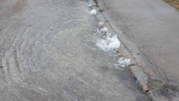 In St. Pölten sprudelte plötzlich Wasser aus der Straße