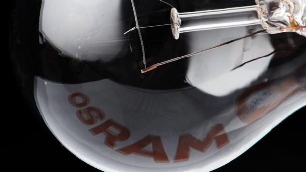Nahaufnahme einer Glühbirne der Marke Osram.