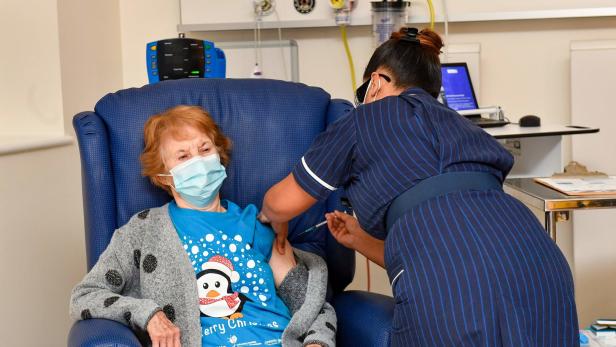 Die 90-jährige Margaret Keenan im University Hospital in Coventry (Großbritannien).