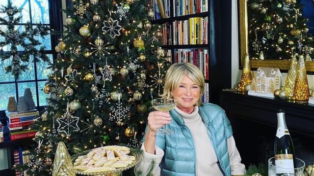 Sie hat es eilig: Martha Stewart Anfang Dezember vor ihrem Christbaum