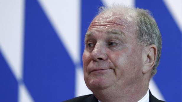 Uli Hoeneß blickt nachdenklich zur Seite.