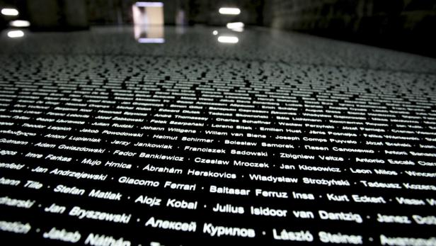 APA12567500-2 - 02052013 - MAUTHAUSEN - ÖSTERREICH: ZU APA 0344 II - Blick in den neuen Gedenkraum &quot;Raum der Namen&quot; der neuen Dauerausstellungen &quot;Das Konzentrationslager Mauthausen 1938 - 1945&quot; und &quot;Der Tatort Mauthausen - eine Spurensuche&quot; anlässlich einer Presseführung am Donnerstag, 2. Mai 2013, im ehemaligen Konzentrationslager Mauthausen in Oberösterreich. APA-FOTO: RUBRA