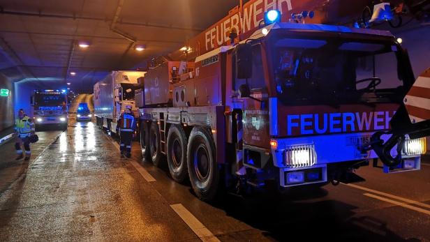 Zwei Unfälle mit vier Lkw sorgten für Sperre des Tunnel Vösendorf