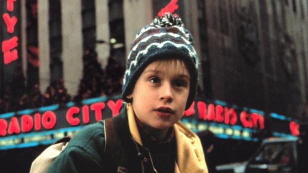 Macaulay Culkin als Kevin McCallister vor dem Radio City Music Hall in „Kevin – Allein in New York“.