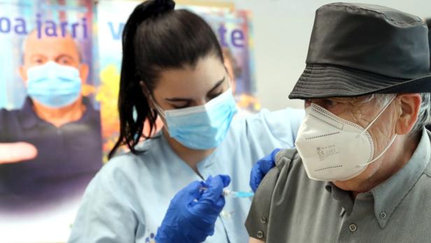 WHO fordert: Auch nach der Impfung Masken tragen