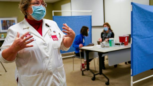 Mitarbeitern des Gesundheitswesens der University Health in Indianapolis, USA, proben die Verabreichung des Impfstoffs.