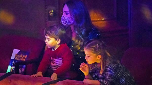 Fotos: William und Kate erstmals mit allen drei Kindern auf rotem Teppich