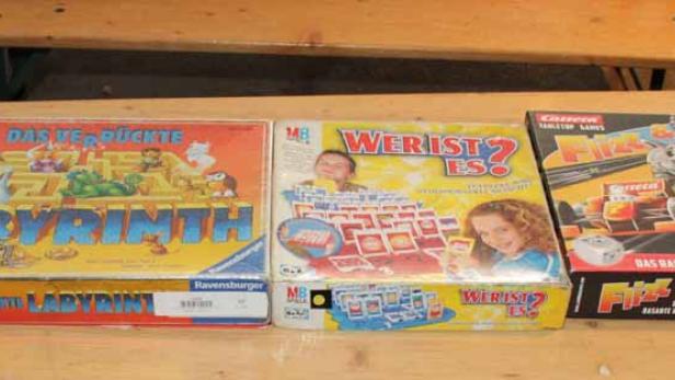 Mehrere Brettspiele stehen auf einem Tisch, darunter „Geister, Geister, Schatzsuchmeister!“, „Labyrinth“ und „Ubongo“.