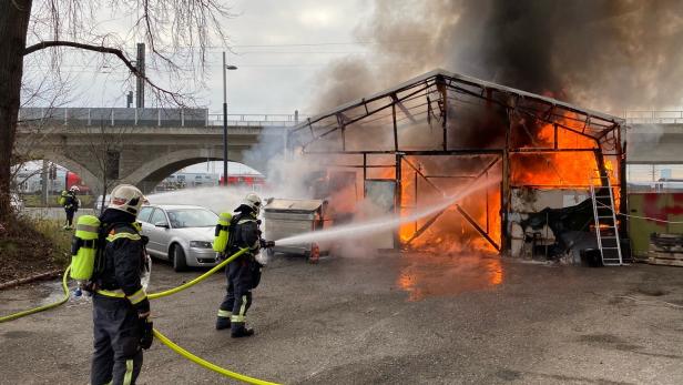 Wien-Floridsdorf: Lagerhalle steht in Flammen