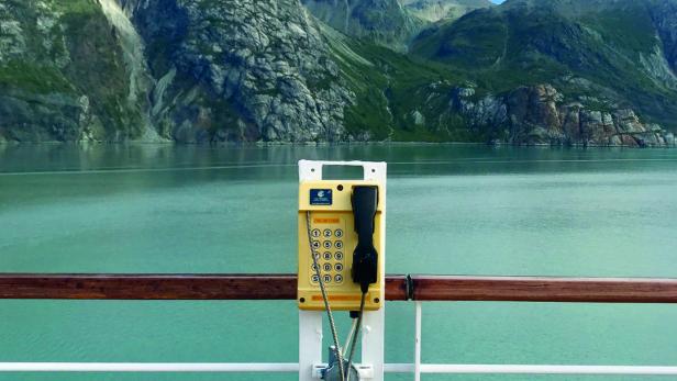 Telefon im Glacier-Bay-Nationalpark in Alaska.