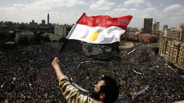 Ägypten im Arabischen Frühling, Februar 2012: Riesige Proteste auf Kairos Tahrir-Platz gegen den damaligen Staatschef Hosni Mubarak