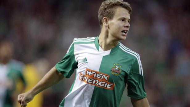 Ein Fußballspieler im grün-weißen Trikot von Rapid Wien.