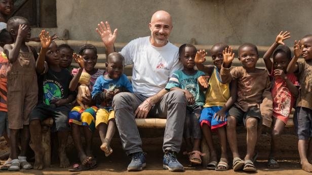 Luca Sola von &quot;Ärzte ohne Grenzen&quot; mit Kindern vor einer Klinik in Sierra Leone