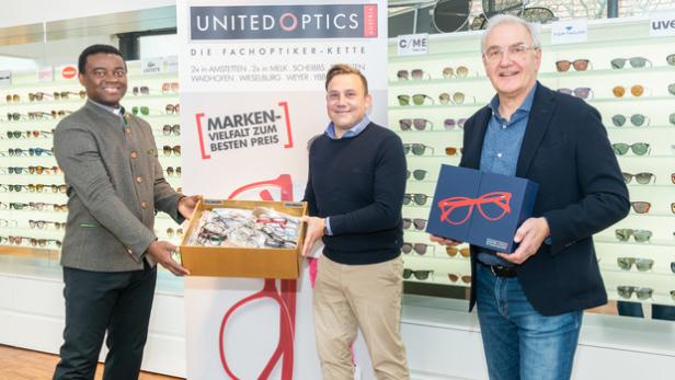 Kunden von United Optics sammeln mehr als 6.300 Brillen für &quot;One Heart Umunohu&quot; (Übergabe)