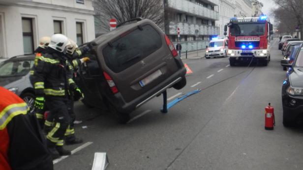Wien-Brigittenau: Auto rammt geparkten Wagen und kippt