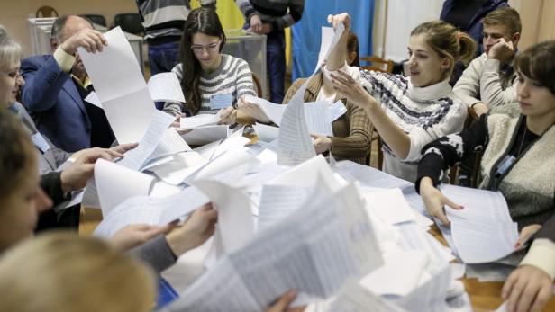 Stimmenauszählen in einer Wahlstation in der Hauptstadt Kiew: Die Wahlbeteiligung lag bei nur rund 52 Prozent.