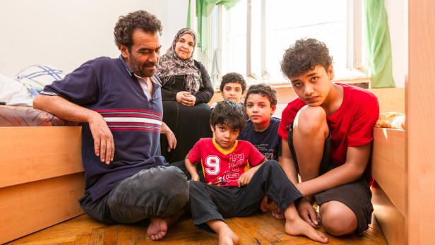 Familie ElSaeed: In Syrien besaßen die Lehrer ein Haus und eine große Farm. Auf der Flucht blieb ihr einziger Besitz ein Handy