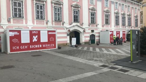 Rote Wahl-Container vor St. Pöltner Rathaus sorgen für Verwunderung