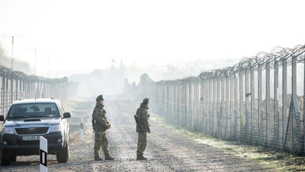 Ungarische Soldaten patrouillieren am Grenzzaun zu Serbien