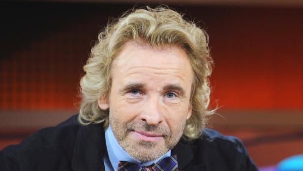 epa03187501 German presenter Thomas Gottschalk onstage after the recording of his show &#039;Gottschalk live&#039; in Berlin, Germnay, 18 April 2012. The show has been cancelled because of low audience response, reports state. The last edition will be broadcast on 07 June. EPA/HANNIBAL HANSCHKE