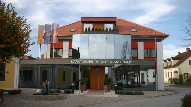 Das Gebäude der Marktgemeinde und des Standesamts mit Flaggen davor.