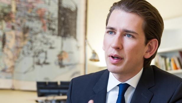 Sebastian Kurz in einem dunklen Anzug mit blauer Krawatte.