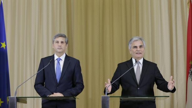 Zwei Männer stehen an Rednerpulten vor den Flaggen der EU und Albaniens.