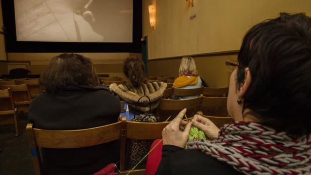 Das Licht bleibt an: Strickerinnen erobern das Kino