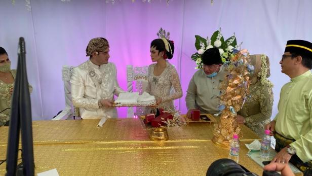 Wegen Corona: Paar feiert Drive-through-Hochzeit mit 10.000 Gästen