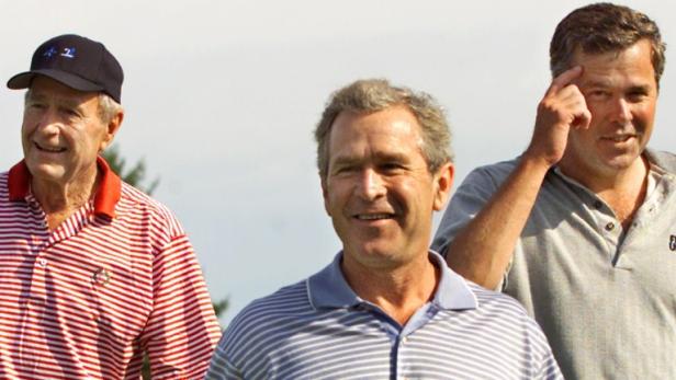 Der Bush-Clan: George sen. (li.) George W. (M.) und Jeb (Bild: 2001).