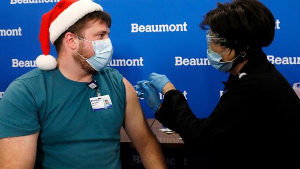 In den USA werden auch bereits Mitarbeiter im Gesundheitswesen geimpft.