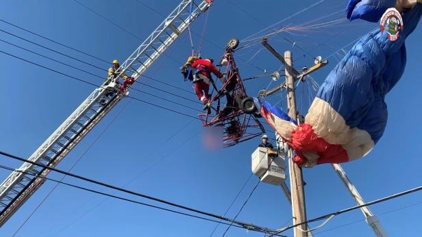 Fliegender Weihnachtsmann blieb in Stromleitungen hängen