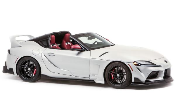 Ein weißer Toyota Supra Sportwagen mit roter Innenausstattung vor einem weißen Hintergrund.